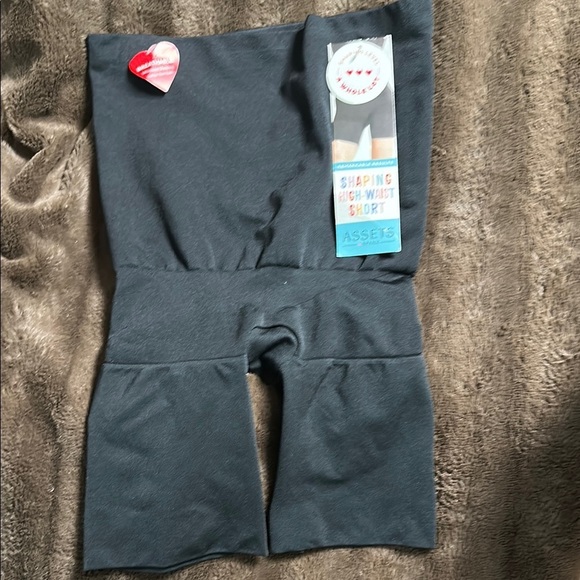 NWT ASSETS by Spanx Shaping High Waisted Short Black Sz Largr - Picture 1 of 8